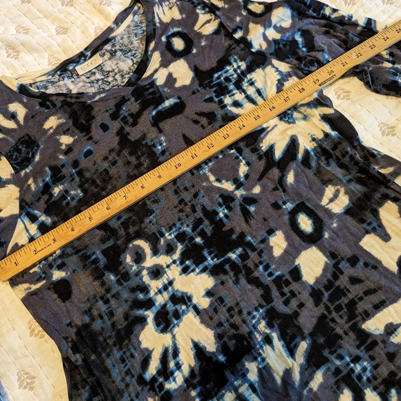 Logo asymmetrical tunic top abstract floral pocket - Picture 2 of 9